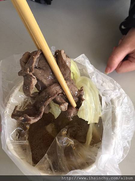 內臟很不好處理,但是吃過一次他們麻油豬心也會悄悄地愛上,因為很脆口好吃,麻油湯頭與豬心和而為一,彷彿你中有我我中有你,鮮甜的湯頭將脆脆嫩嫩的豬心片層層包裹,一口進入到口腔,怎麼那麼搭呀,如果說要形容,只有二字能真切地說出心中那份悸動,就是好吃,麻油豬心就比較貴了80元 S__31170739