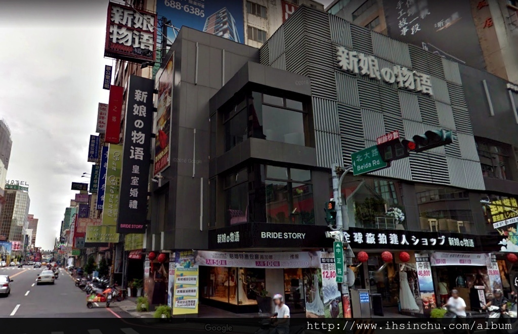 新竹新娘物語皇室婚禮公司:1996年成立,算是新竹好字號婚紗攝影公司,服務項目包含:婚紗攝影、全家福、親子寶寶照、禮服租借、婚禮拍攝、新娘秘書服務等。新年物語婚紗公司占地約400坪獨立挑高空間實體造景,可以用360度全方位拍攝,最近提供一些婚紗包套價格,買2萬送2萬,結婚照20組19900元,50組婚紗照只要29900元,還包含全套檔案及禮服升等。想拍婚紗照的水水門可以考慮一下這家婚紗公司。 新竹新娘物語皇室婚禮公司:1996年成立,算是新竹好字號婚紗攝影公司,服務項目包含:婚紗攝影、全家福、親子寶寶照、禮服租借、婚禮拍攝、新娘秘書服務等。新年物語婚紗公司占地約400坪獨立挑高空間實體造景,可以用360度全方位拍攝,最近提供一些婚紗包套價格,買2萬送2萬,結婚照20組19900元,50組婚紗照只要29900元,還包含全套檔案及禮服升等。想拍婚紗照的水水門可以考慮一下這家婚紗公司。