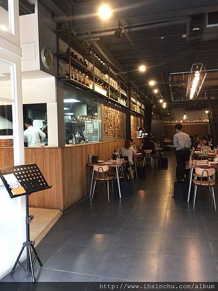 薄多義-店內走道店內裝潢是現在最熱門的工業風格~ 簡單的木質桌椅,素色地板,黑灰色鋼構建築城的天花板和投射燈光,都配合得恰到好處 薄多義-店內走道店內裝潢是現在最熱門的工業風格~ 簡單的木質桌椅,素色地板,黑灰色鋼構建築城的天花板和投射燈光,都配合得恰到好處