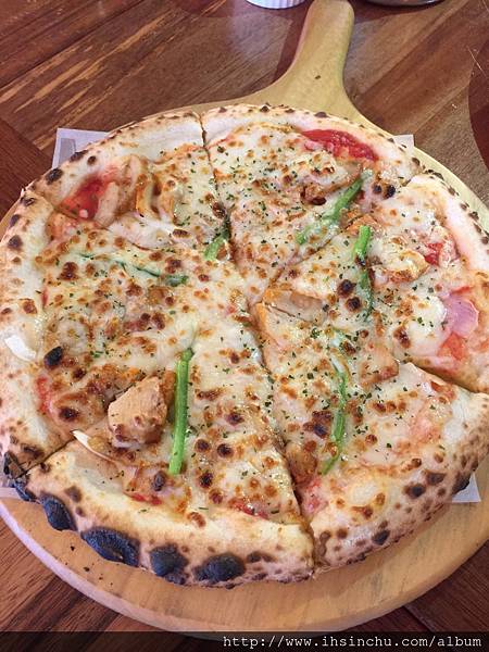 ▲義式香料雞腿披薩$NT209 這裡提供的 pizza 是拿坡里式 pizza ，也就是比較Q彈有勁，吃起來軟Q軟Q口感~