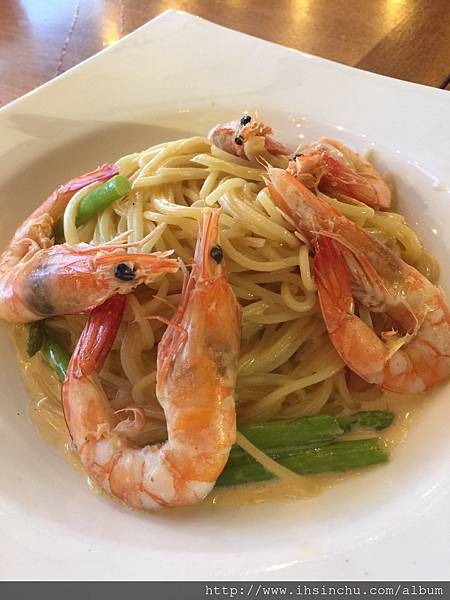▲辣奶油蘆筍鮮蝦麵$NT229 這道是白醬系列的義大利麵,蝦子大方的給了五隻~每隻都差不多大!還貼心的剝好蝦殼 ▲辣奶油蘆筍鮮蝦麵$NT229 這道是白醬系列的義大利麵,蝦子大方的給了五隻~每隻都差不多大!還貼心的剝好蝦殼