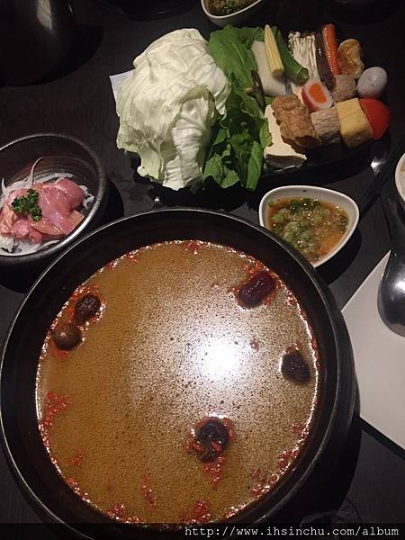 台中火鍋美食推薦輕井澤鍋物(公益店)。火鍋套餐附白飯、蔬菜盤、主菜、紅茶、冰沙,午間限定4種火鍋只要$168!!!不收10%服務費!!! 台中火鍋美食推薦輕井澤鍋物(公益店)。火鍋套餐附白飯、蔬菜盤、主菜、紅茶、冰沙,午間限定4種火鍋只要$168!!!不收10%服務費!!!