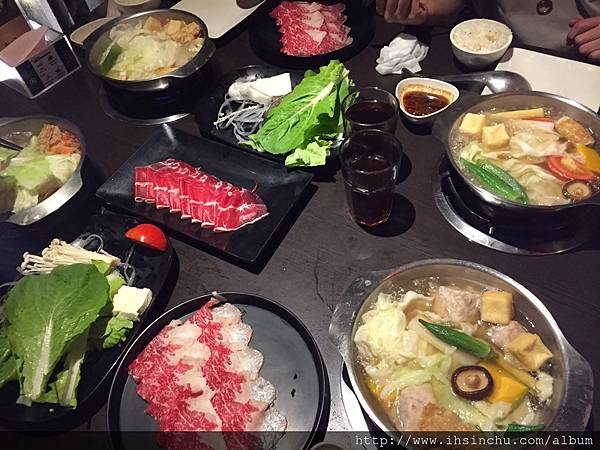 台中火鍋美食推薦輕井澤鍋物(公益店)。火鍋套餐附白飯、蔬菜盤、主菜、紅茶、冰沙，午間限定4種火鍋只要$168!!!不收10%服務費!!!