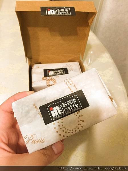 影咖啡簡約的紙盒包裝~一盒裡有兩顆金磚布丁,而金磚布丁也是用簡約的紙材包裝~沒有太過華麗的外表 影咖啡簡約的紙盒包裝~一盒裡有兩顆金磚布丁,而金磚布丁也是用簡約的紙材包裝~沒有太過華麗的外表