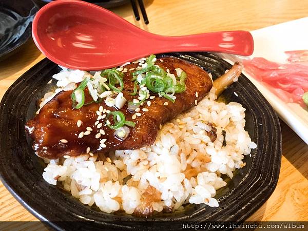   ▲套餐:蒲燒鯛蒸飯  這道菜我很喜歡!軟嫩的蒲燒鯛很香甜~飯的部份裡面有細碎的香菇或著白飯和稍微調味