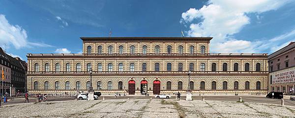 1920px-Münchner_Residenz_2014-08-02_Pano.jpg