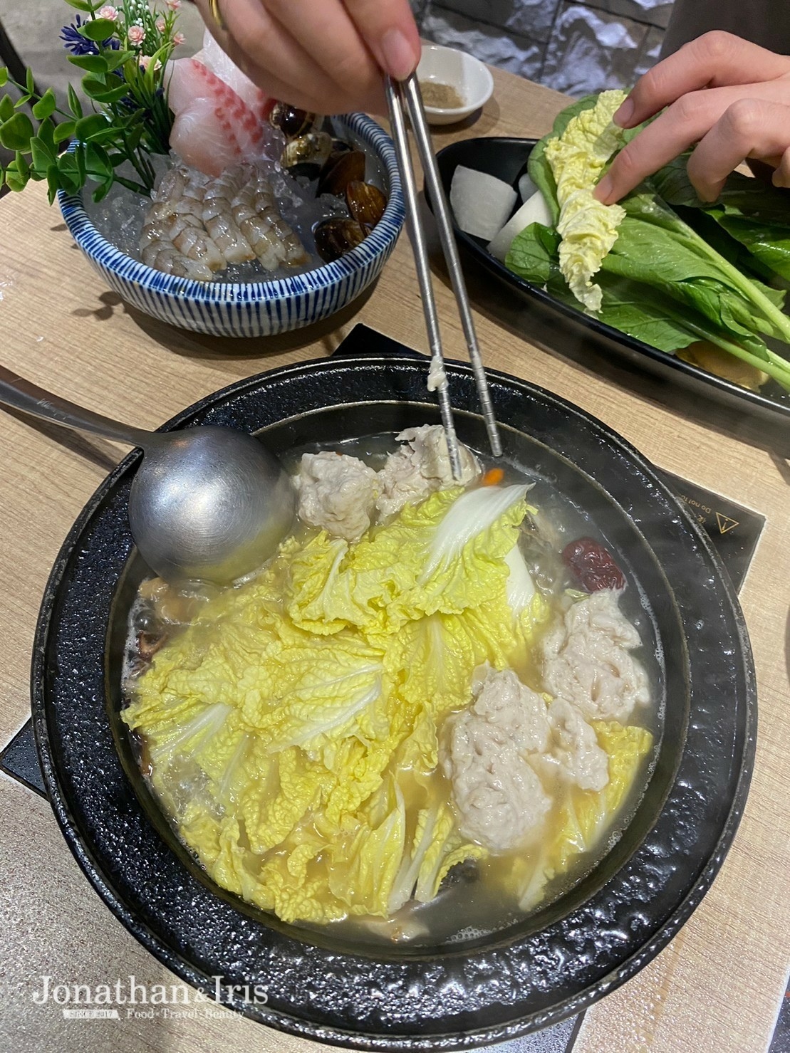 中和超人氣排隊火鍋店-狂一鍋【中和永貞店】~台味十足桌邊爆炒