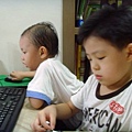 兩位小可愛在玩電腦