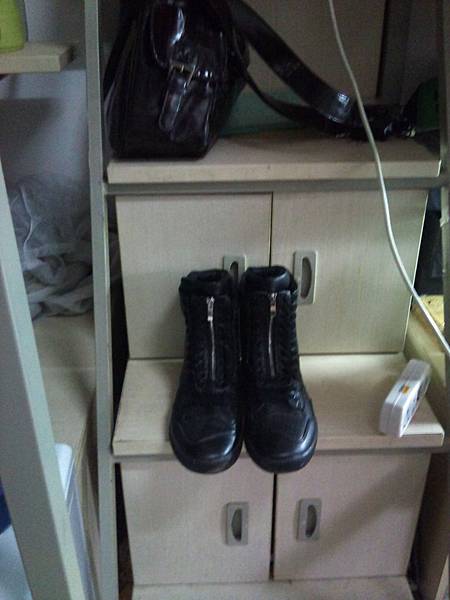 在路邊買的軍靴...穿一星期就拉鏈就拉不起來了= =" 我還有強力膠去黏ORZ...