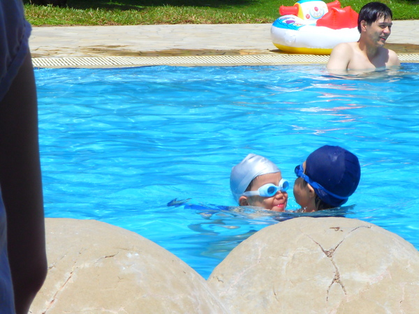小表弟和他媽媽[3歲就會游一點點了ˇˇ]