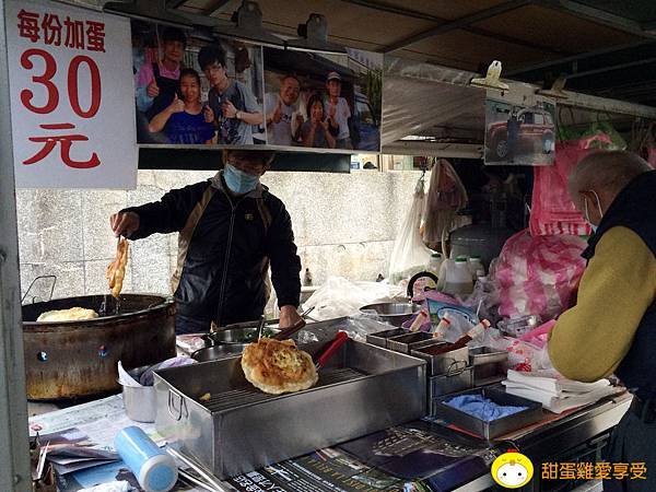 宜蘭無名阿伯炸蛋蔥油餅(頭城車站前)-08.JPG