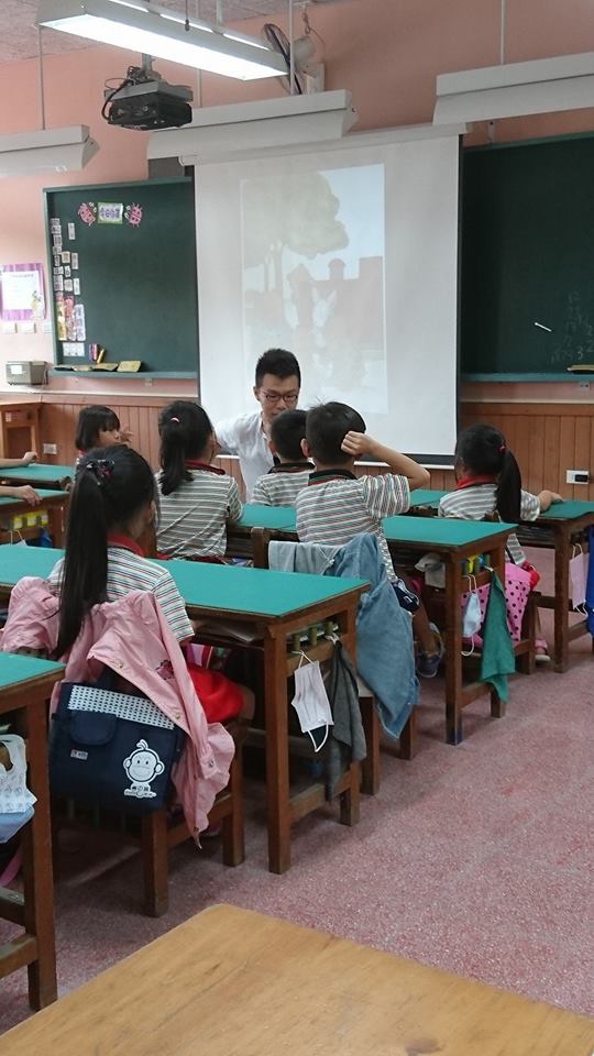 10.13專輔老師仲修老師來說故事囉!2.jpg 10.13專輔老師仲修老師來說故事囉!2.jpg