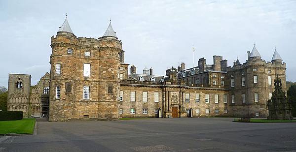 1200px-Palace_of_Holyroodhouse,_Edinburgh.jpg