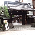 68.	日本法華宗大本山本能寺初建於1433年。曾有多次因為大火而被燒毀的紀錄。本能寺在1582年，發生了一件日本史上的重要事件 – 本能寺之變。