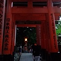 73.	在日本，有些商人許願就會敬獻一座鳥居於神社。