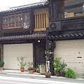 76.	在京都，大街小巷都散發著濃厚的文化氣息。