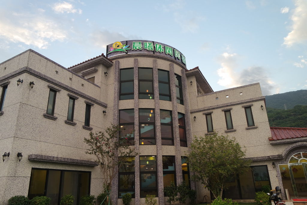 花蓮 吉安住宿推薦 花蓮晨曦民宿 休閒農場花園 可眺望中央山脈日落 同時擁有山野及田間的景緻 走走踏踏漫步在雲端649の隨想