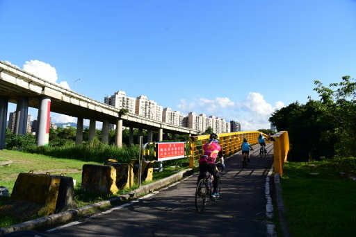 【新北市,台北市】橫跨新北市,台北市的新店溪右岸自行車道 (