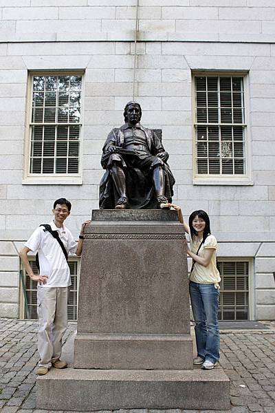 傳說中的John Harvard Status_鞋頭被摸到光亮,據說摸了會all pass