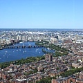 在Prudential頂樓看Boston_水好藍很美,白點是帆船