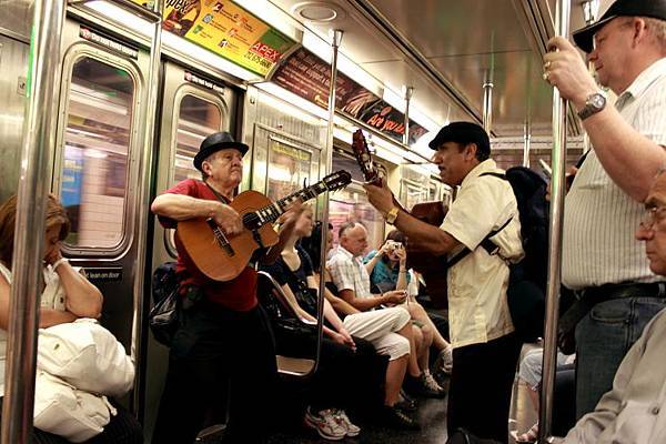 突然出現兩位街頭藝人彈吉他