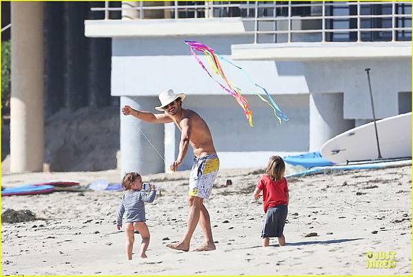 miranda-kerr-orlando-bloom-kite-flying-with-flynn-06