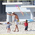 miranda-kerr-orlando-bloom-kite-flying-with-flynn-06