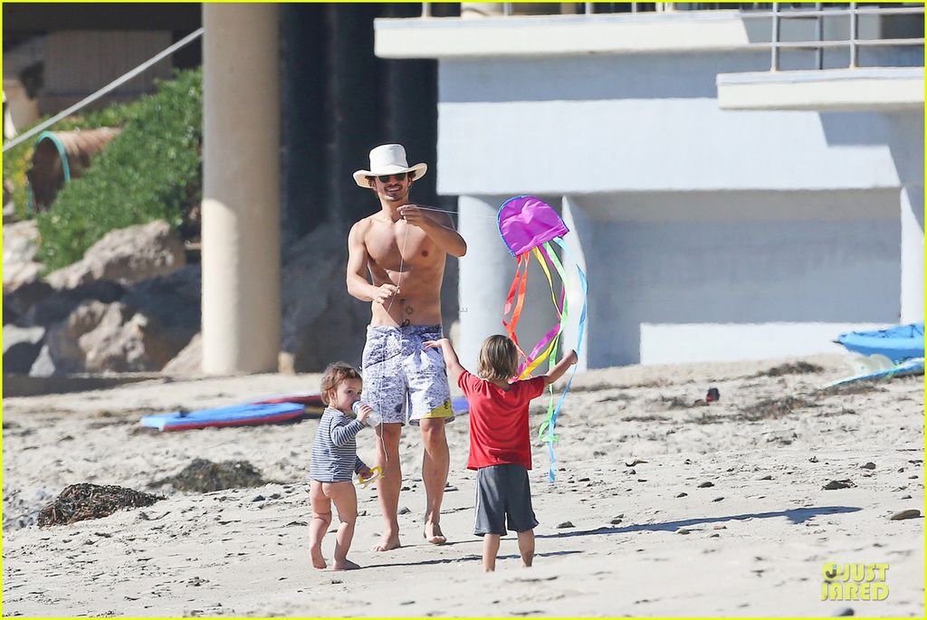 miranda-kerr-orlando-bloom-kite-flying-with-flynn-23