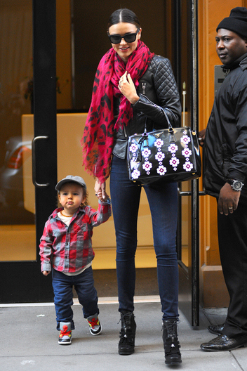 glamour.com-images-fashion-2012-11-Miranda-Kerr-street-style-fa-w352