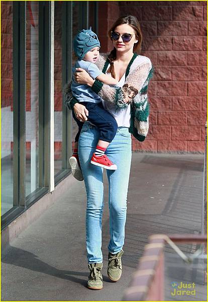 miranda-kerr-gymnastics-class-with-flynn-05