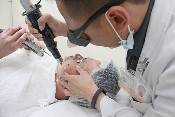 PicoSure蜂巢皮秒除皺雷射 除皺雷射 蜂巢皮秒機械光755雷射 淨膚雷射蜂巢瞬效透鏡 蜂巢皮秒機械光雷射PicoSure皮秒雷射雀斑曬斑 細紋眼下細紋毛孔粗大飛梭雷射縮毛孔淨膚雷射皮秒雷射價格皮秒雷射價錢皮秒雷射凹洞皮秒雷射除斑皮秒雷射刺青01.jpg PicoSure蜂巢皮秒除皺雷射 除皺雷射 蜂巢皮秒機械光755雷射 淨膚雷射蜂巢瞬效透鏡 蜂巢皮秒機械光雷射PicoSure皮秒雷射雀斑曬斑 細紋眼下細紋毛孔粗大飛梭雷射縮毛孔淨膚雷射皮秒雷射價格皮秒雷射價錢皮秒雷射凹洞皮秒雷射除斑皮秒雷射刺青01.jpg