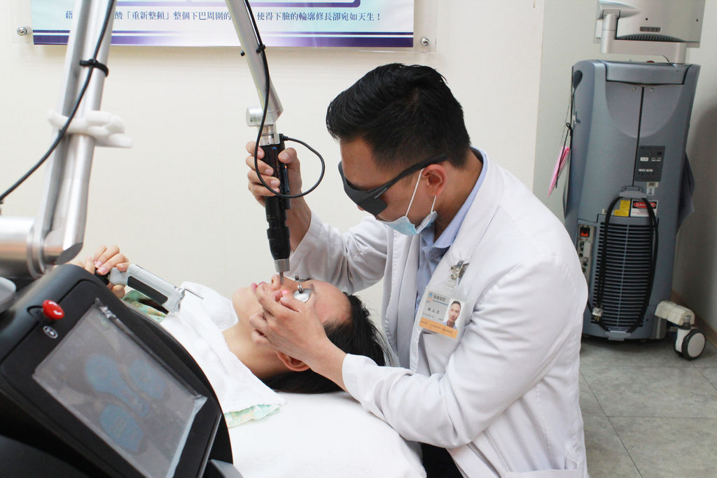 PicoSure755皮秒雷射蜂巢式聚焦陣列透鏡蜂巢透鏡皮秒雷射蜂巢皮秒雷射雀斑曬斑除斑痘疤毛孔細紋黑色素好膚質復原755蜂巢皮秒多久打一次蜂巢皮秒多少錢皮秒雷射價格755皮秒雷射價位05.JPG PicoSure755皮秒雷射蜂巢式聚焦陣列透鏡蜂巢透鏡皮秒雷射蜂巢皮秒雷射雀斑曬斑除斑痘疤毛孔細紋黑色素好膚質復原755蜂巢皮秒多久打一次蜂巢皮秒多少錢皮秒雷射價格755皮秒雷射價位05.JPG