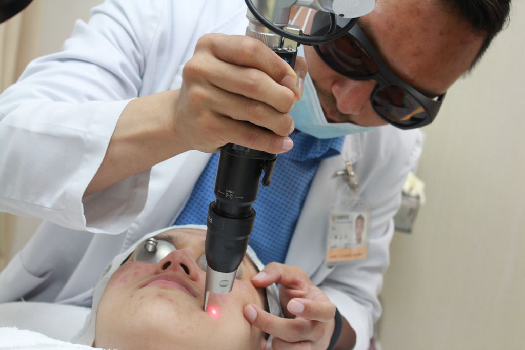 PicoSure755皮秒雷射蜂巢式聚焦陣列透鏡蜂巢透鏡皮秒雷射蜂巢皮秒雷射雀斑曬斑除斑痘疤毛孔細紋上立皮膚科診所林上立醫師6.JPG PicoSure755皮秒雷射蜂巢式聚焦陣列透鏡蜂巢透鏡皮秒雷射蜂巢皮秒雷射雀斑曬斑除斑痘疤毛孔細紋上立皮膚科診所林上立醫師6.JPG