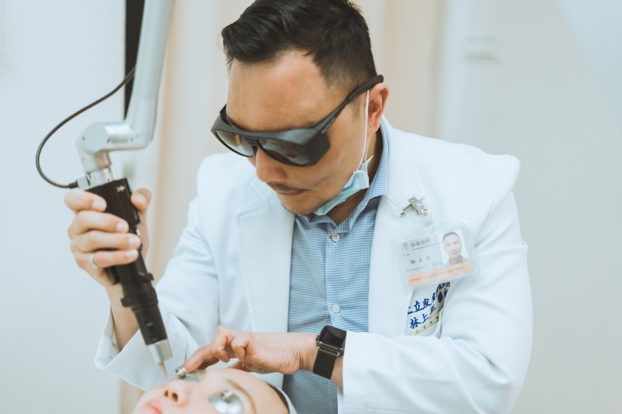 PicoSure755皮秒雷射蜂巢式聚焦陣列透鏡蜂巢透鏡皮秒雷射蜂巢皮秒雷射雀斑曬斑除斑痘疤毛孔細紋問答02.jpg PicoSure755皮秒雷射蜂巢式聚焦陣列透鏡蜂巢透鏡皮秒雷射蜂巢皮秒雷射雀斑曬斑除斑痘疤毛孔細紋問答02.jpg