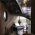 鋼琴+樓梯下的壁報