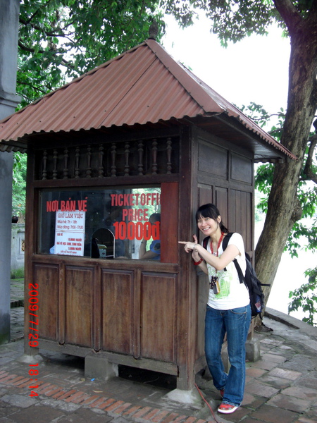 對了！！過去Hoan Kiem Lake中的古廟是要收費的！！門票要十千盾。。^^