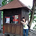 對了！！過去Hoan Kiem Lake中的古廟是要收費的！！門票要十千盾。。^^