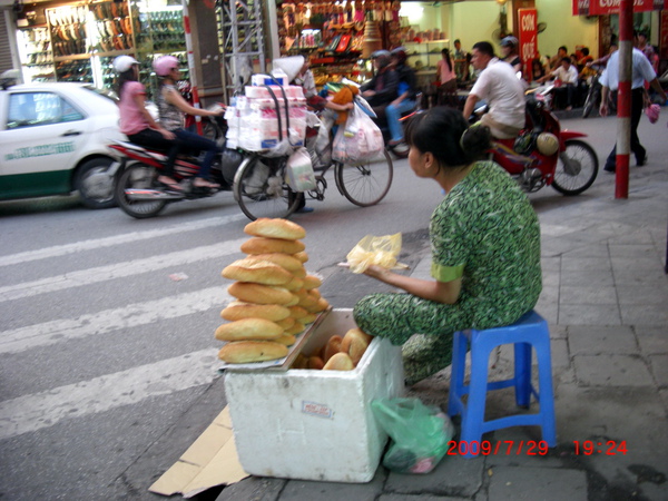 街邊都可看到有人在賣法式麵包~