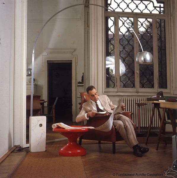 Achille Castiglioni in studio (con arco) Achille Castiglioni in studio (con arco)