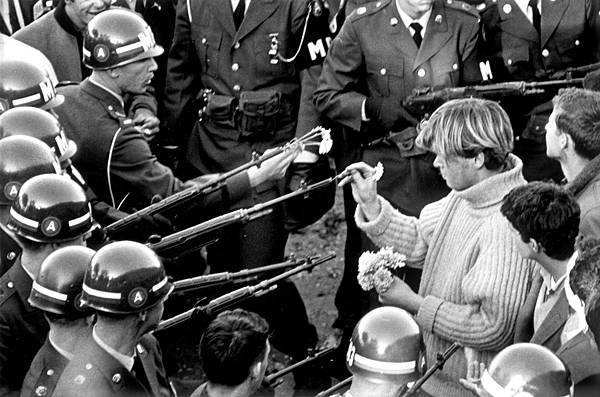 2._Anti-Vietnam_demonstrators_at_the_Pentagon_Building_1967_Photo_by_Bernie_Boston_The_Washington_Post_via_Getty_Images.jpg 2._Anti-Vietnam_demonstrators_at_the_Pentagon_Building_1967_Photo_by_Bernie_Boston_The_Washington_Post_via_Getty_Images.jpg