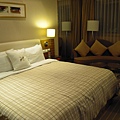 住的飯店房間-有一張大床可以翻滾