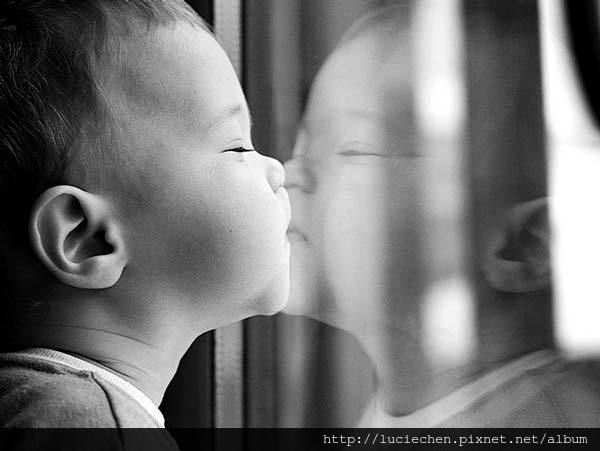 Baby-Kissing-on-Mirror