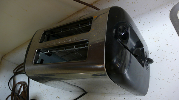 14. toaster (烤麵包機) 