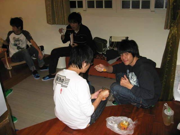 1445223220-民宿吃宵夜拉~~.jpg