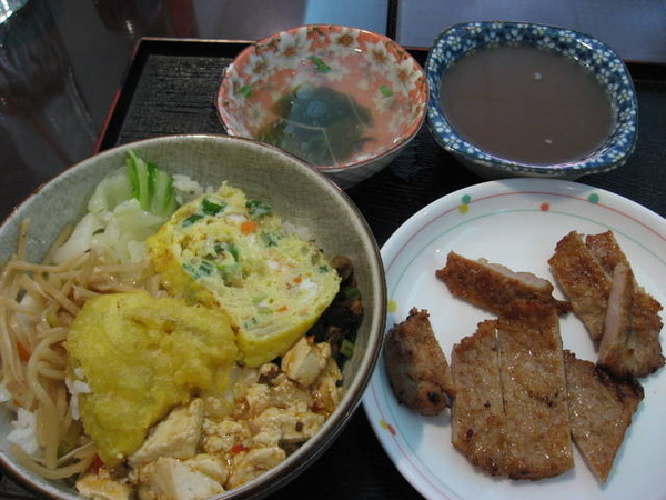 1445223266-豐富的午餐唷~~.jpg