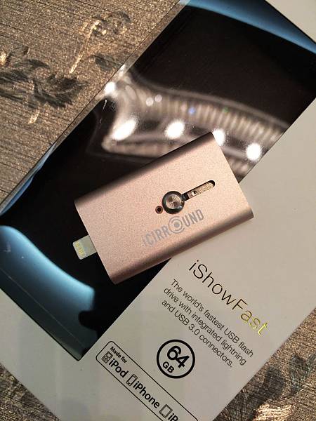 這陣子很熱門的：適用iPhone的隨身碟。 