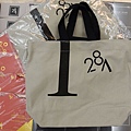 帆布袋,質感還蠻厚實。