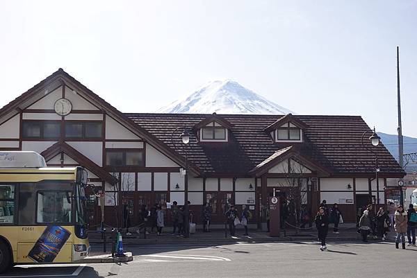 河口湖駅與富士山。