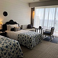 藍白配色很舒爽，很適合度假的海景飯店。