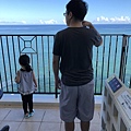 父女倆一起看海。
